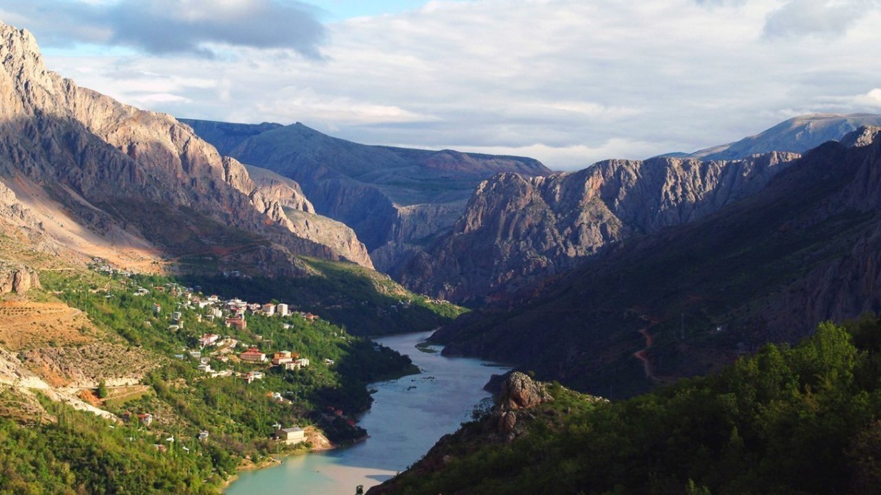 Kemaliye’de kayalığın tepesine yapılan ev merak uyandırıyor