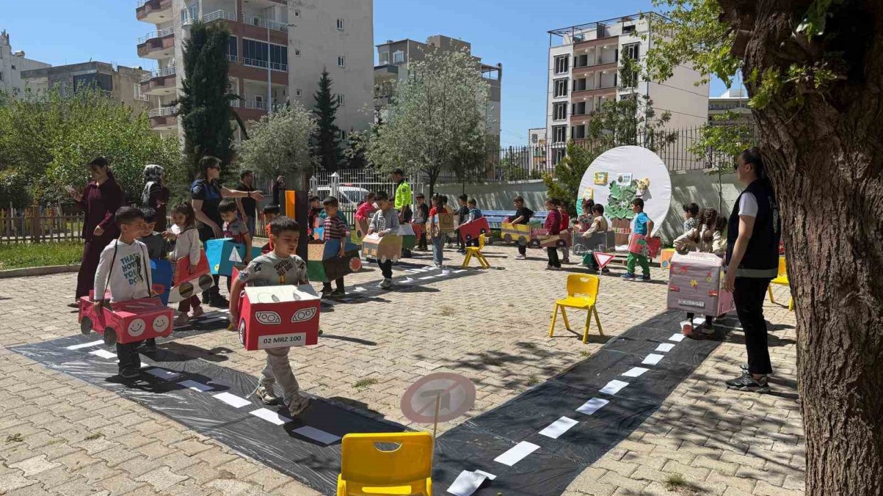 Atıklardan araç yaptılar, trafiği uygulamalı öğrendiler