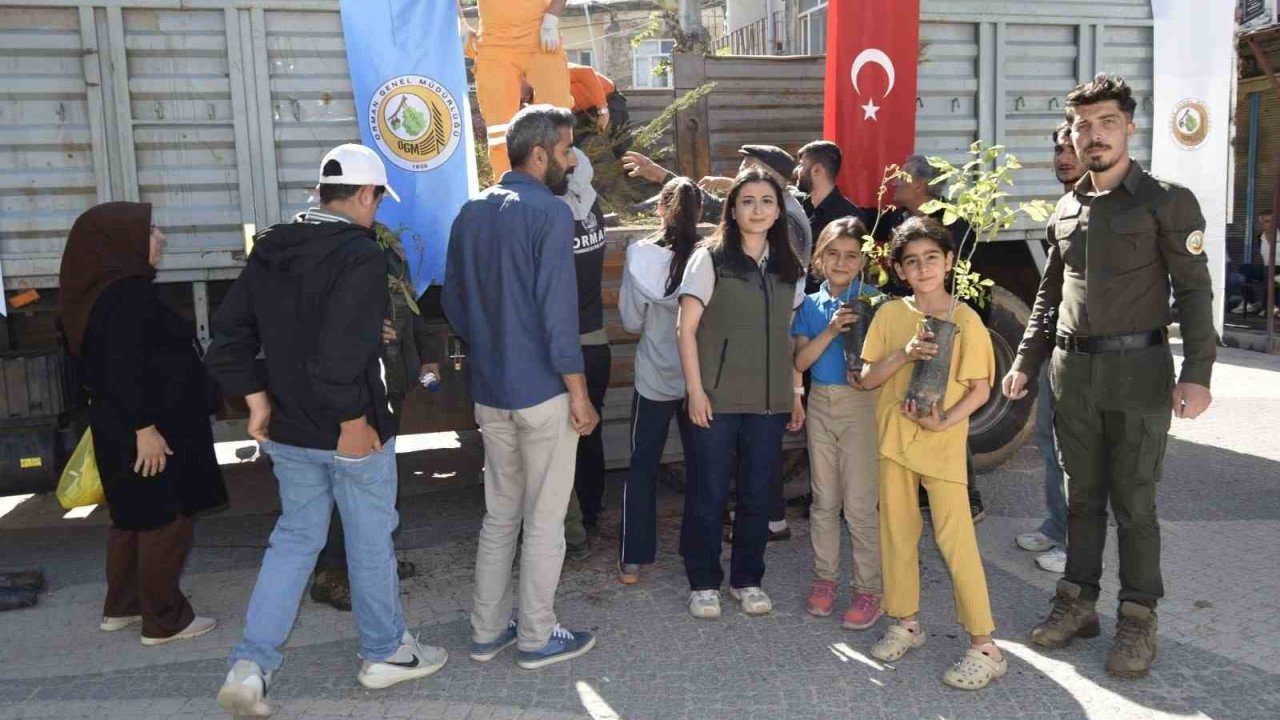 Dicle Orman İşletme Şefliği ilçede yaklaşık bin 500 adet fidan dağıttı
