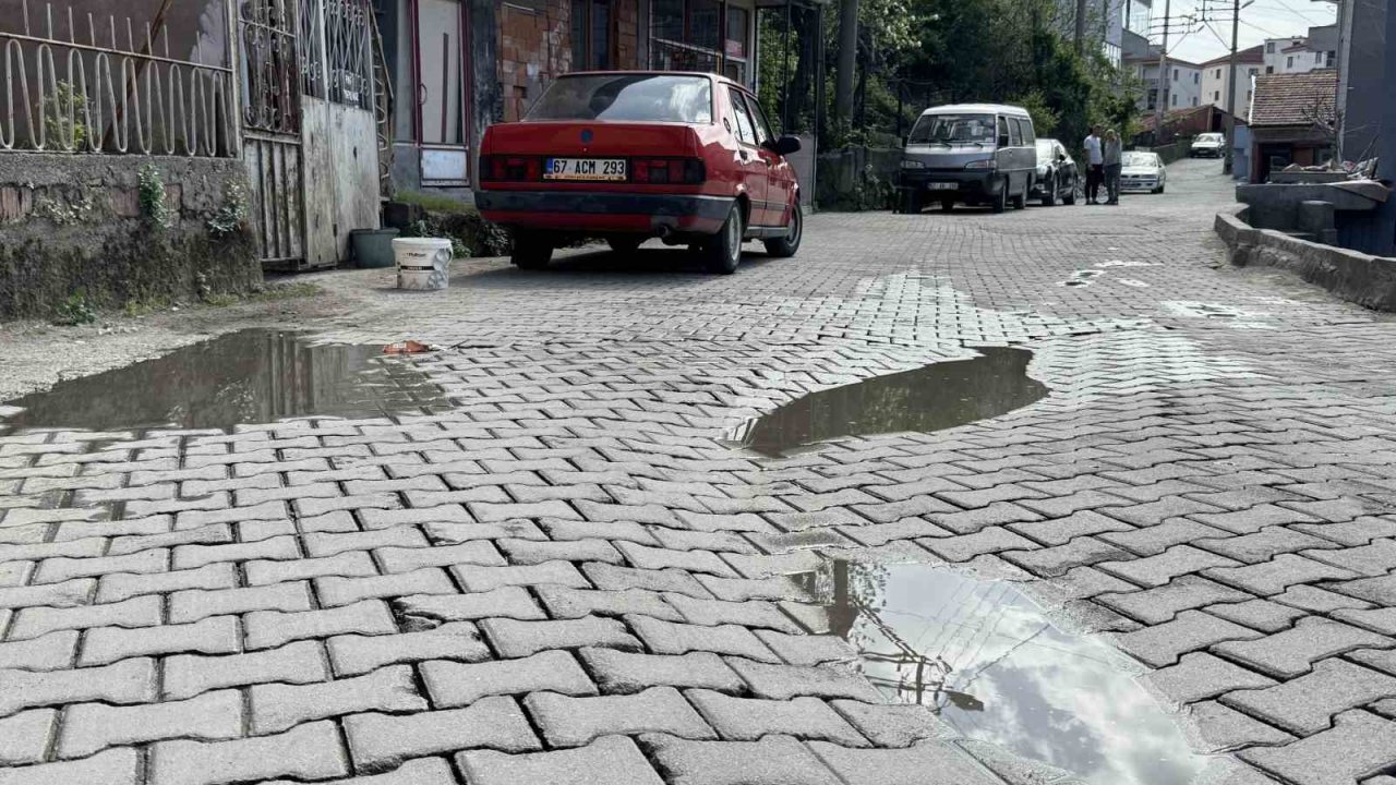 Bozuk yolda ıslanan çocuklar için tepki gösterdi