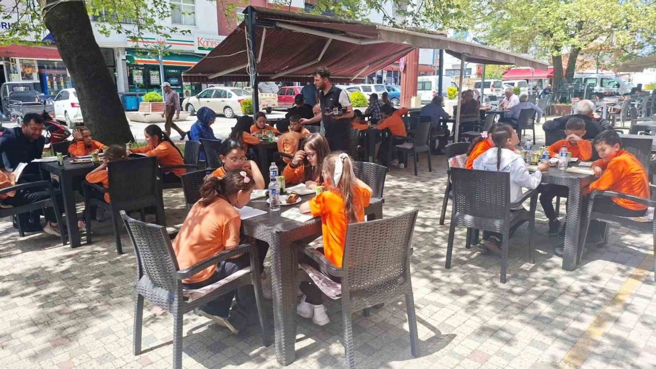 Hisarcık’ta kahvehane önünde kitap okuma etkinliği