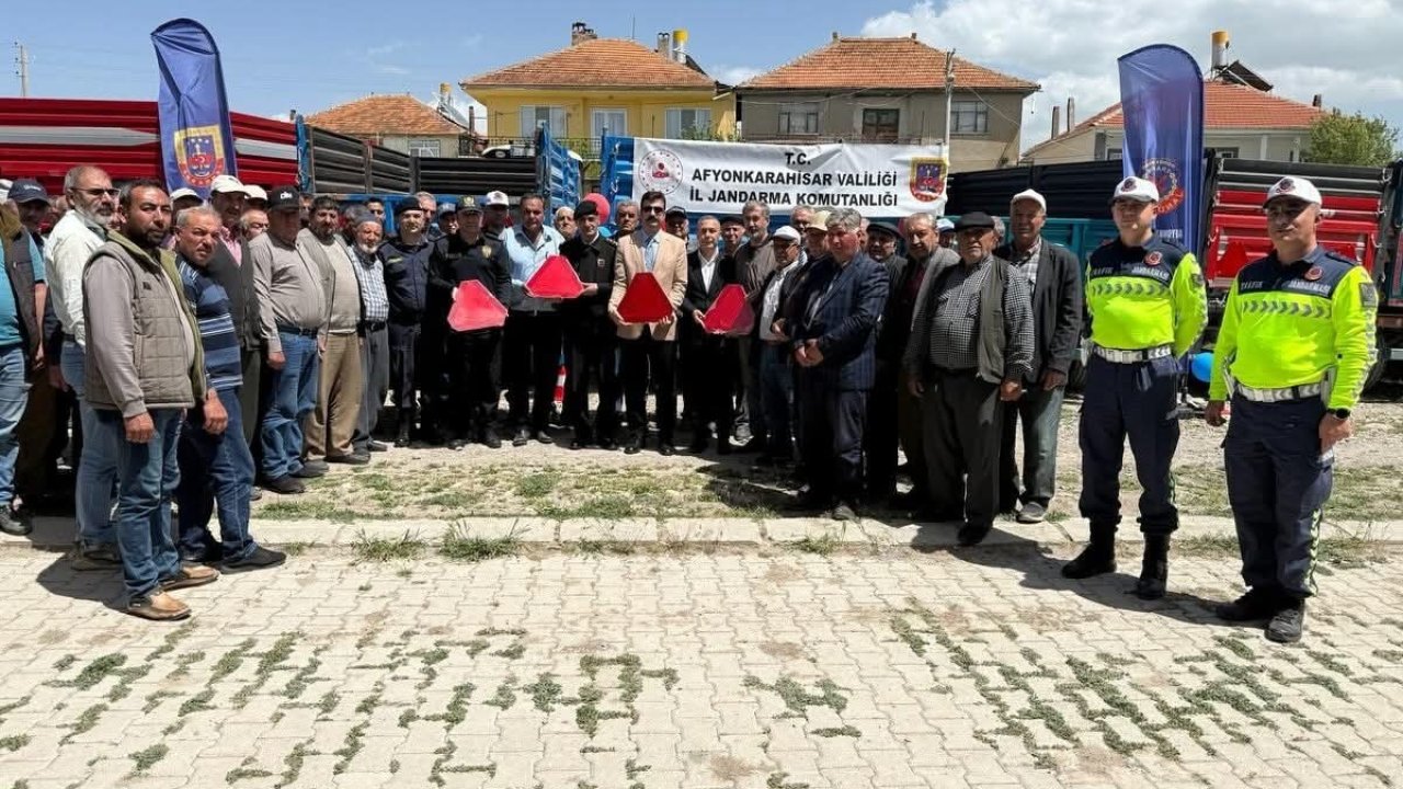 Sandıklı’da traktör sürücüleri reflektörün önemi konusunda bilgilendirildi