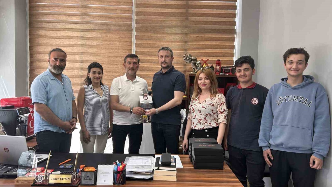 Bergama’da Türkçe isimli iş yerlerine teşekkür plaketi