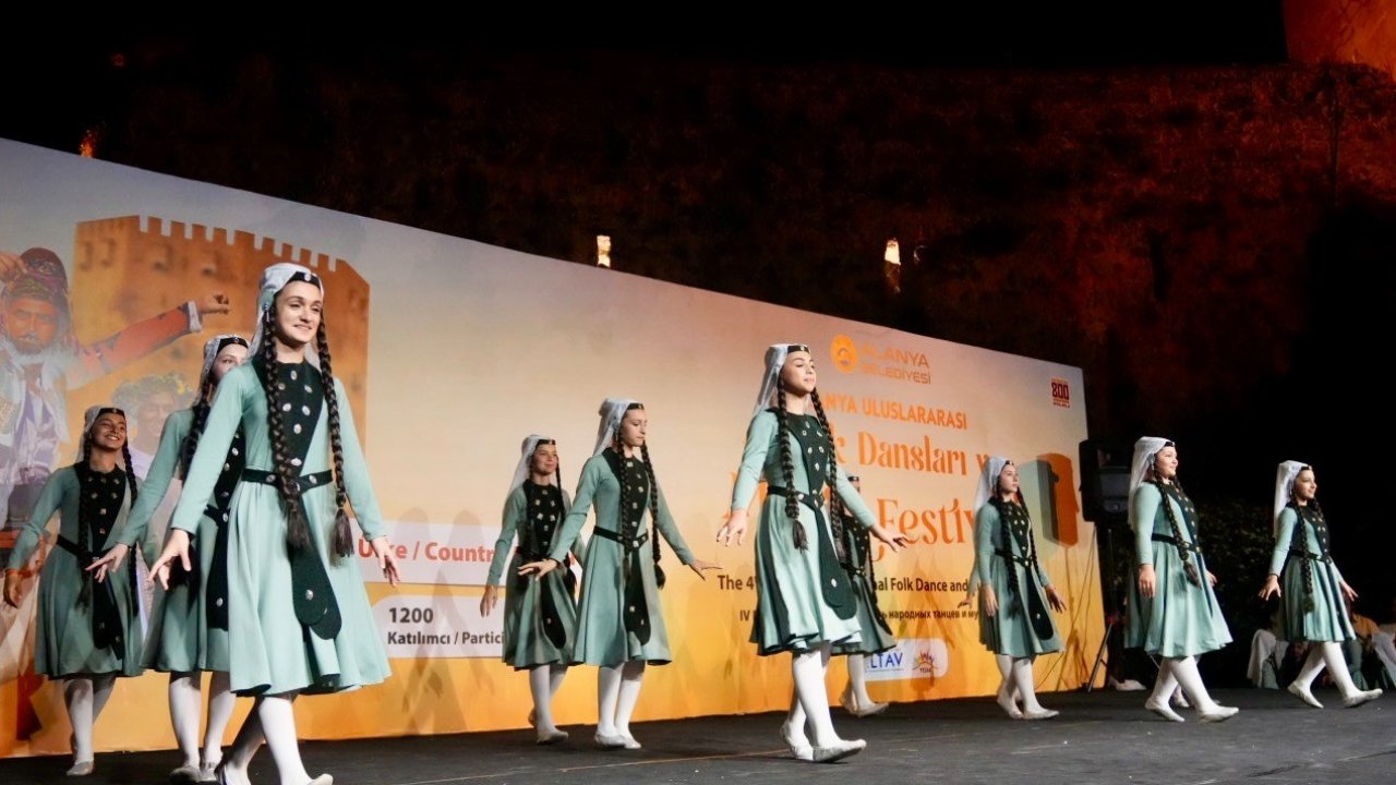 Alanya’da kültürleri buluşturan dans ve müzik şöleni başladı