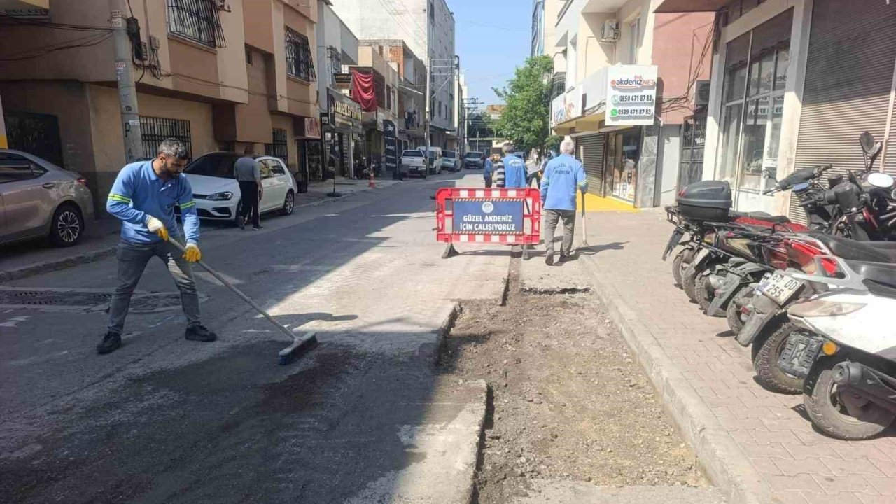 Akdeniz’de yol ve kaldırımlar yenileniyor