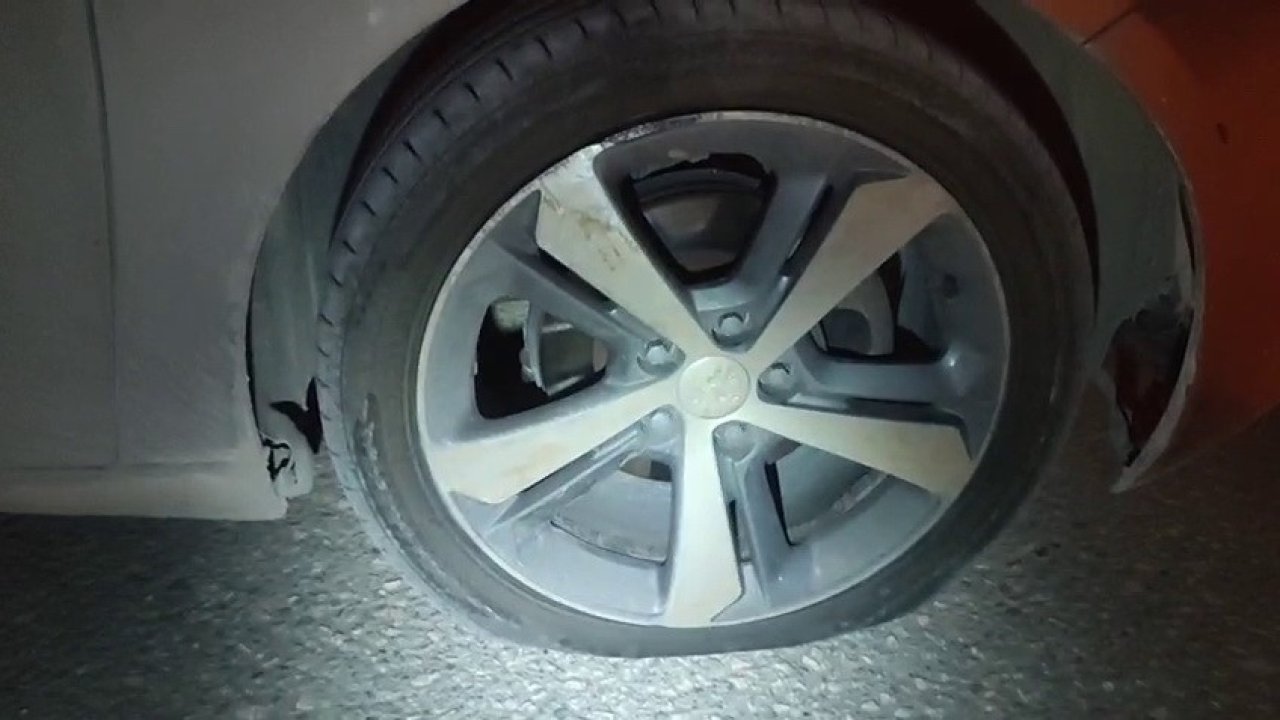 Çukura giren otomobilin lastikleri patladı
