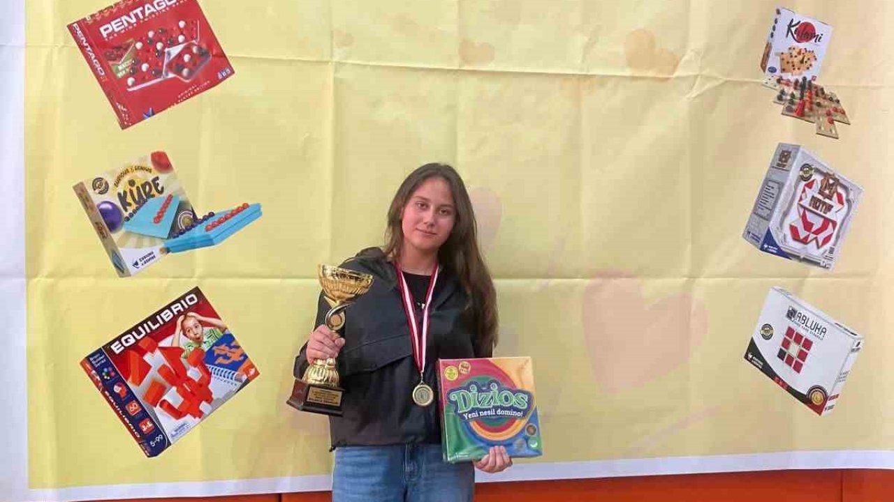 İmam Hatipli kız öğrenci ilçeye birincilik ile döndü
