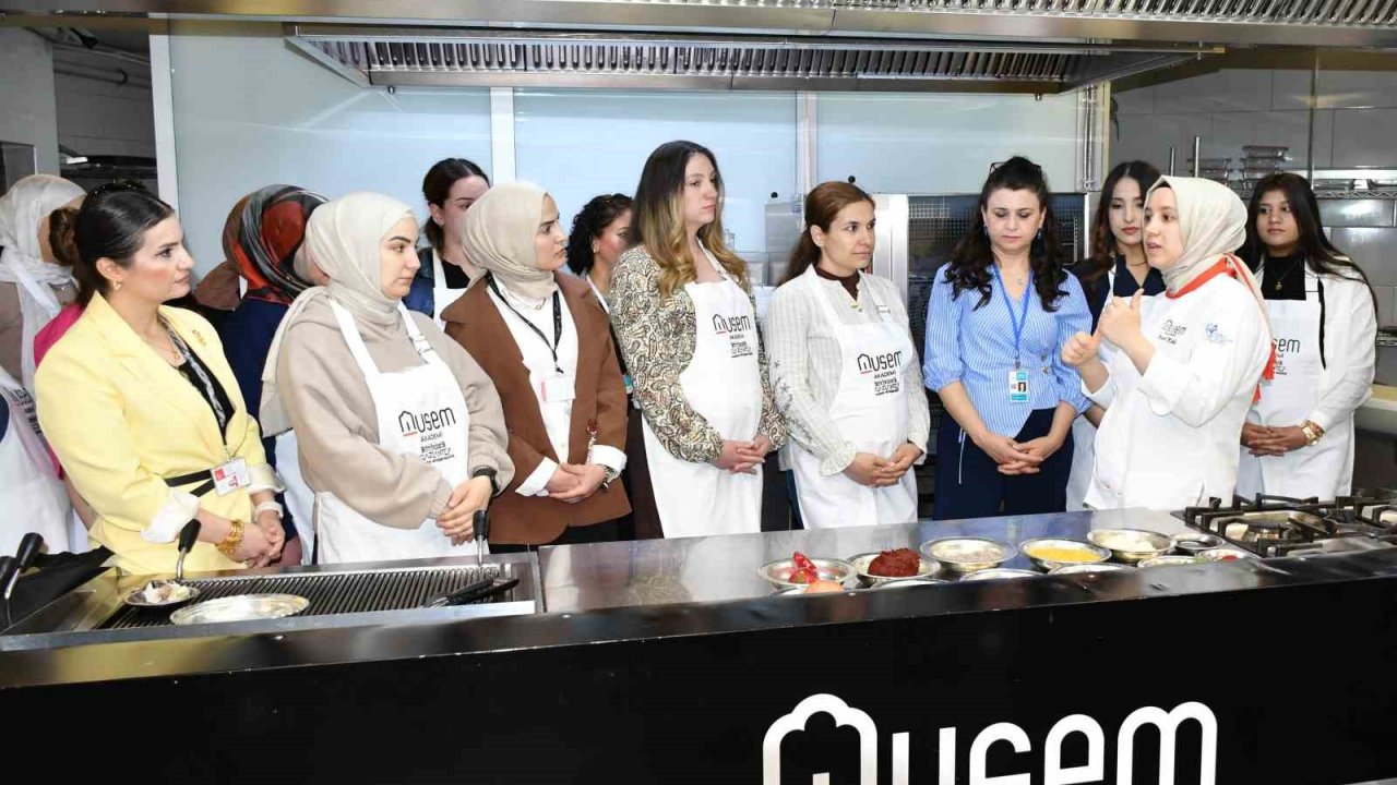 Gaziantep’te ‘ebe gebe el ele’ vererek pirpirim aşı yaptı