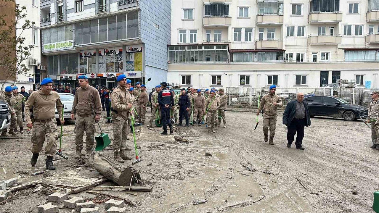 Havza’daki selde ekipler seferber oldu: Bin 63 personel sahada