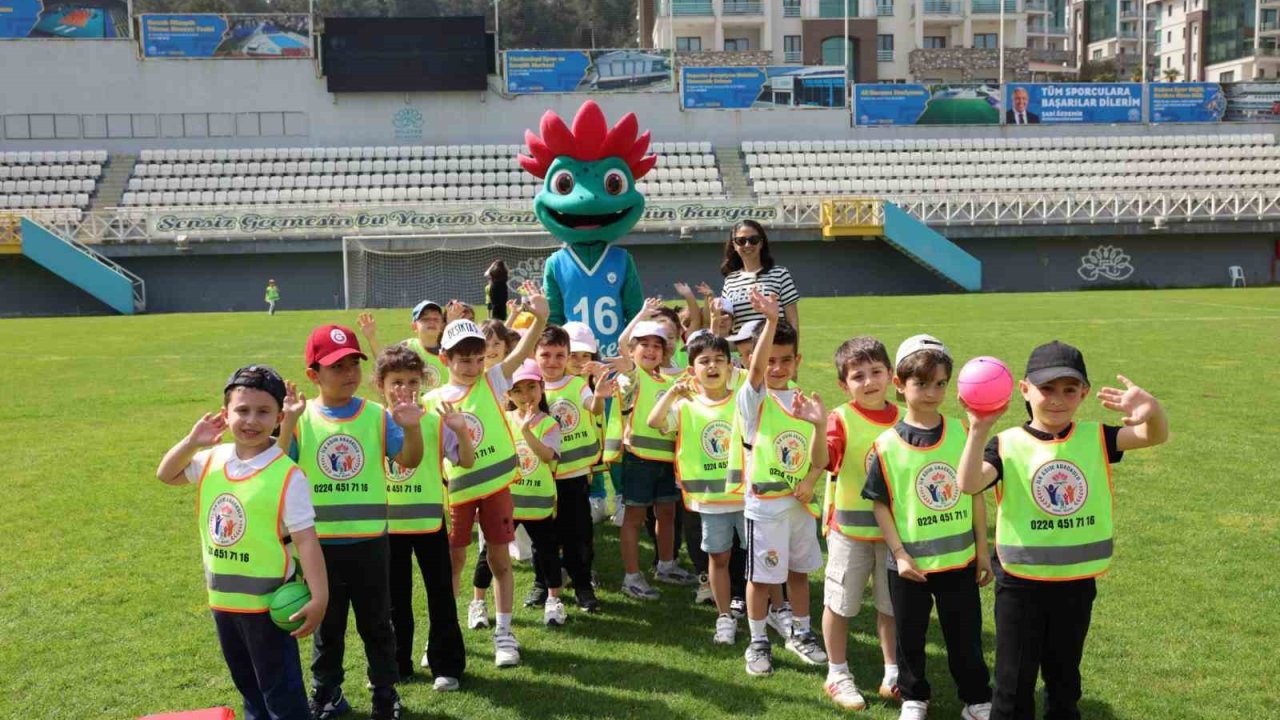 Spor Şenlikleri’nde sıra minik öğrencilerin