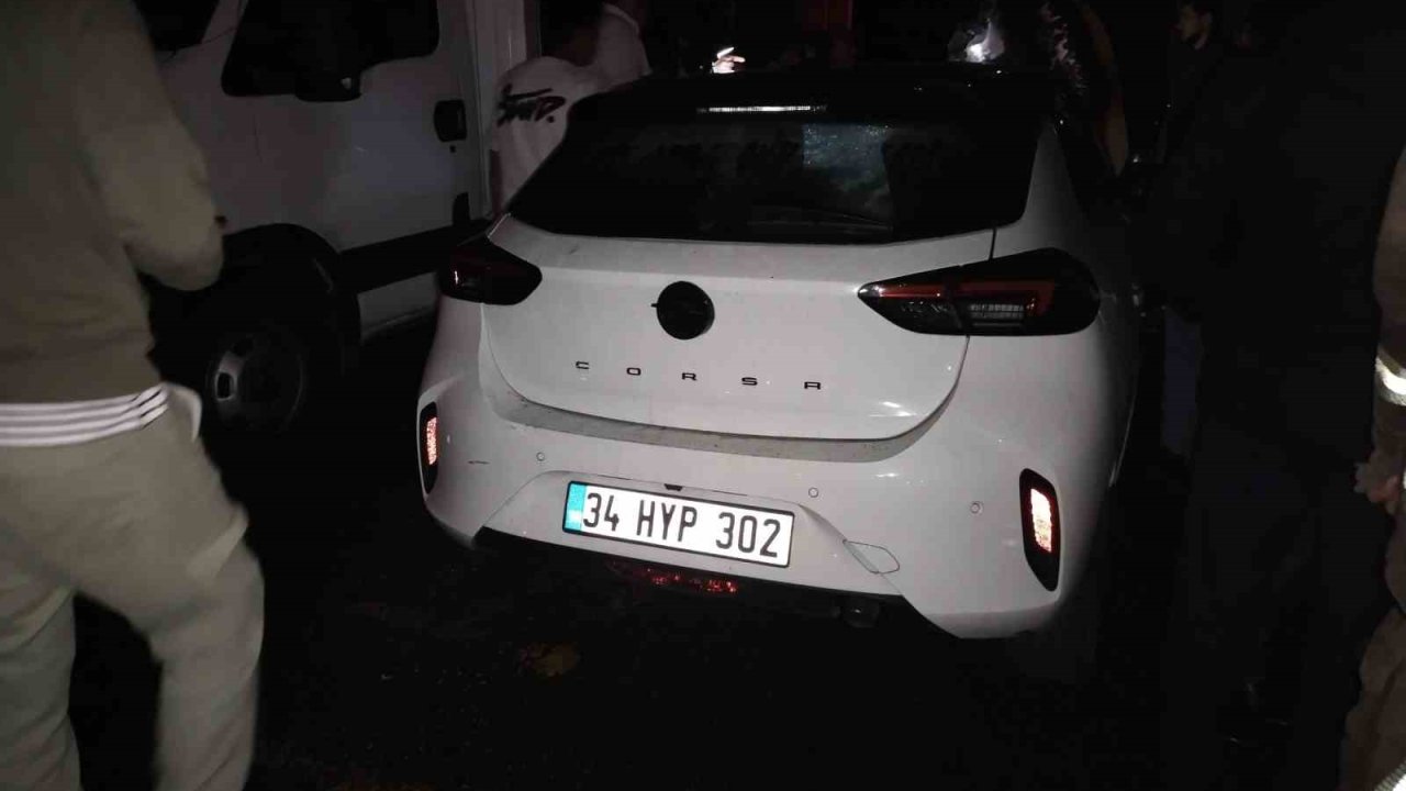 Üsküdar’da park halindeki üç araç yandı