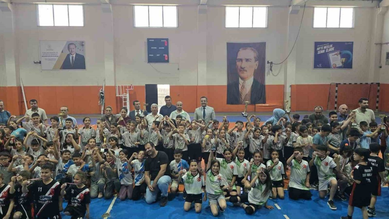 Çocuklar geleneksel oyunlarda kıyasıya yarıştı