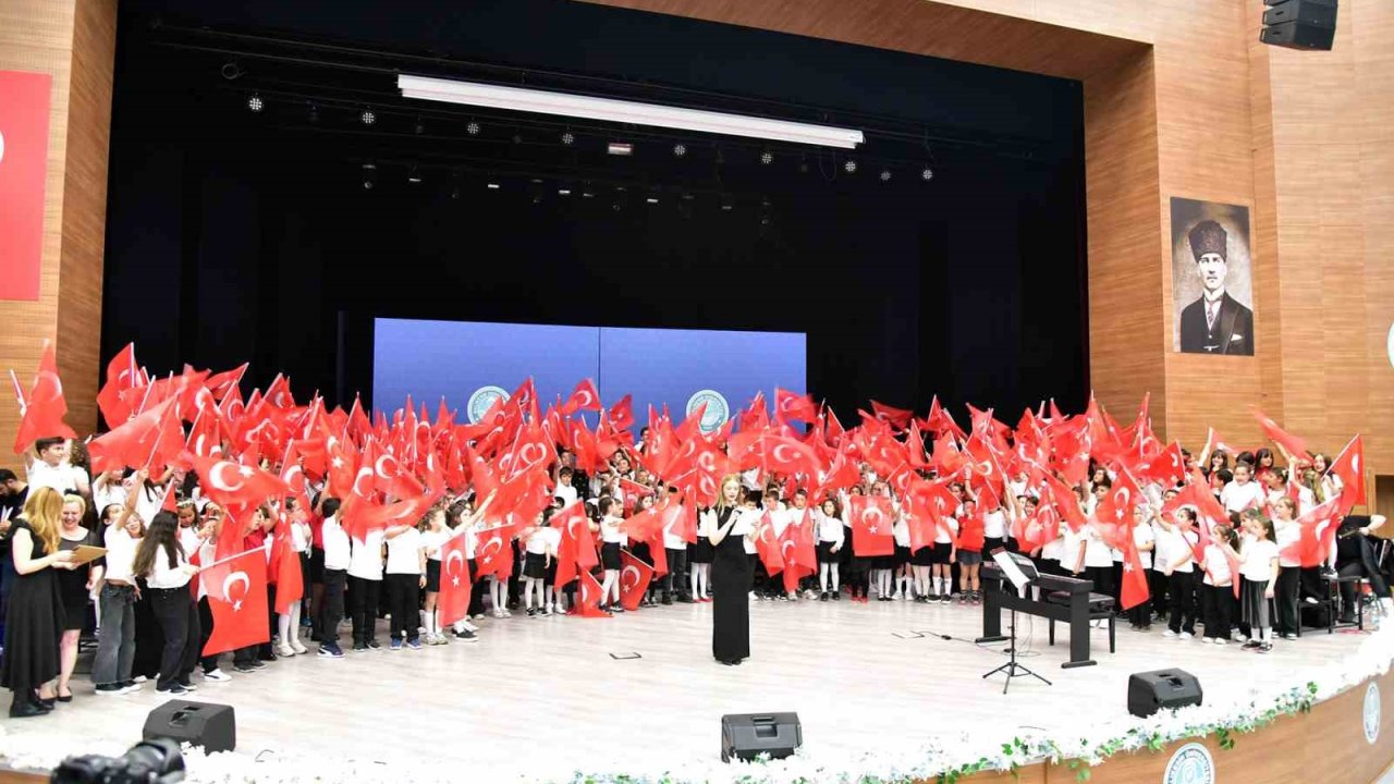 300 çocuktan oluşan korodan muhteşem konser
