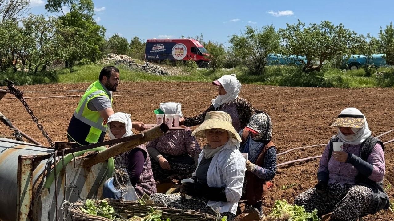 Tarım işçilerine serinleten ikram