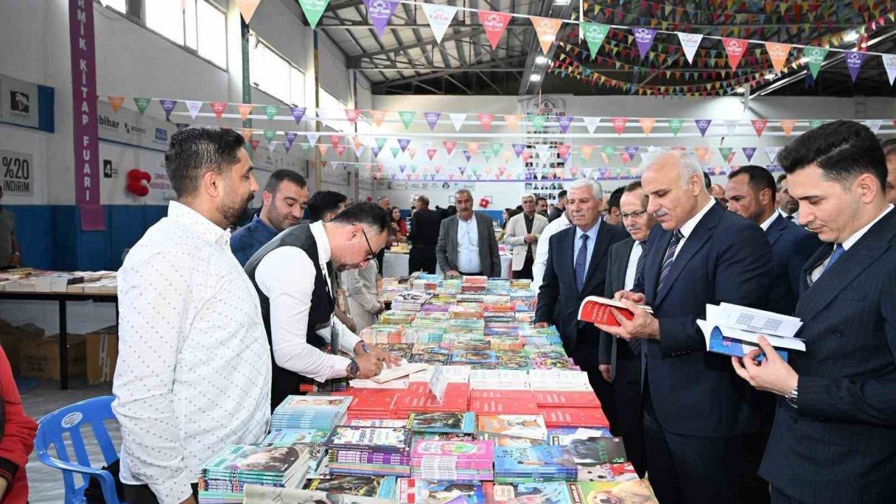 Vali Zorluoğlu Çermik kitap fuarını ziyaret etti