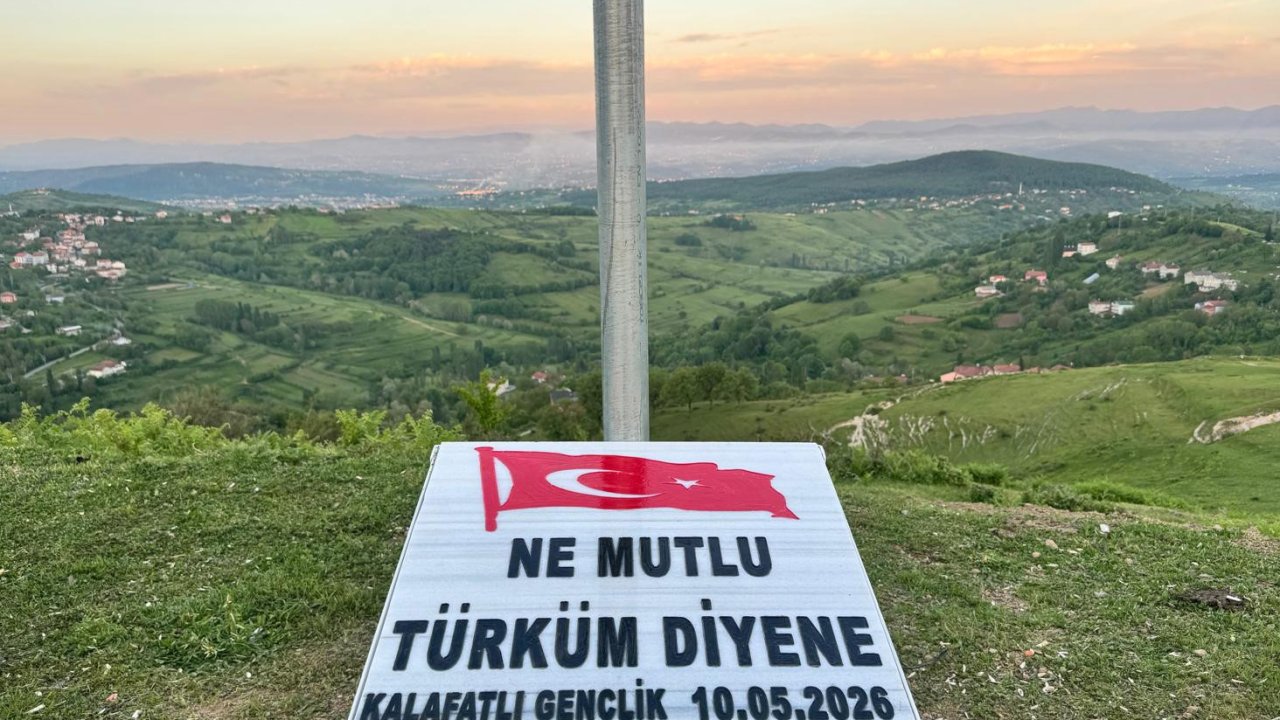 Zonguldak’ta gençler köylerinin zirvesine Türk bayrağı dikti