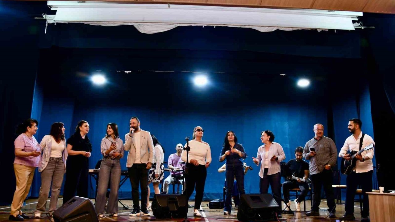 Silifke’de genç yetenekler sahnede yarıştı