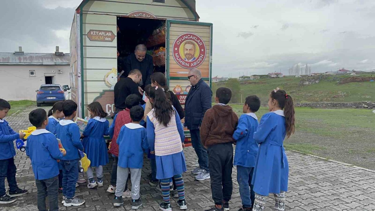 Oyuncak karavanı Kars’ta minik yürekleri ısıttı