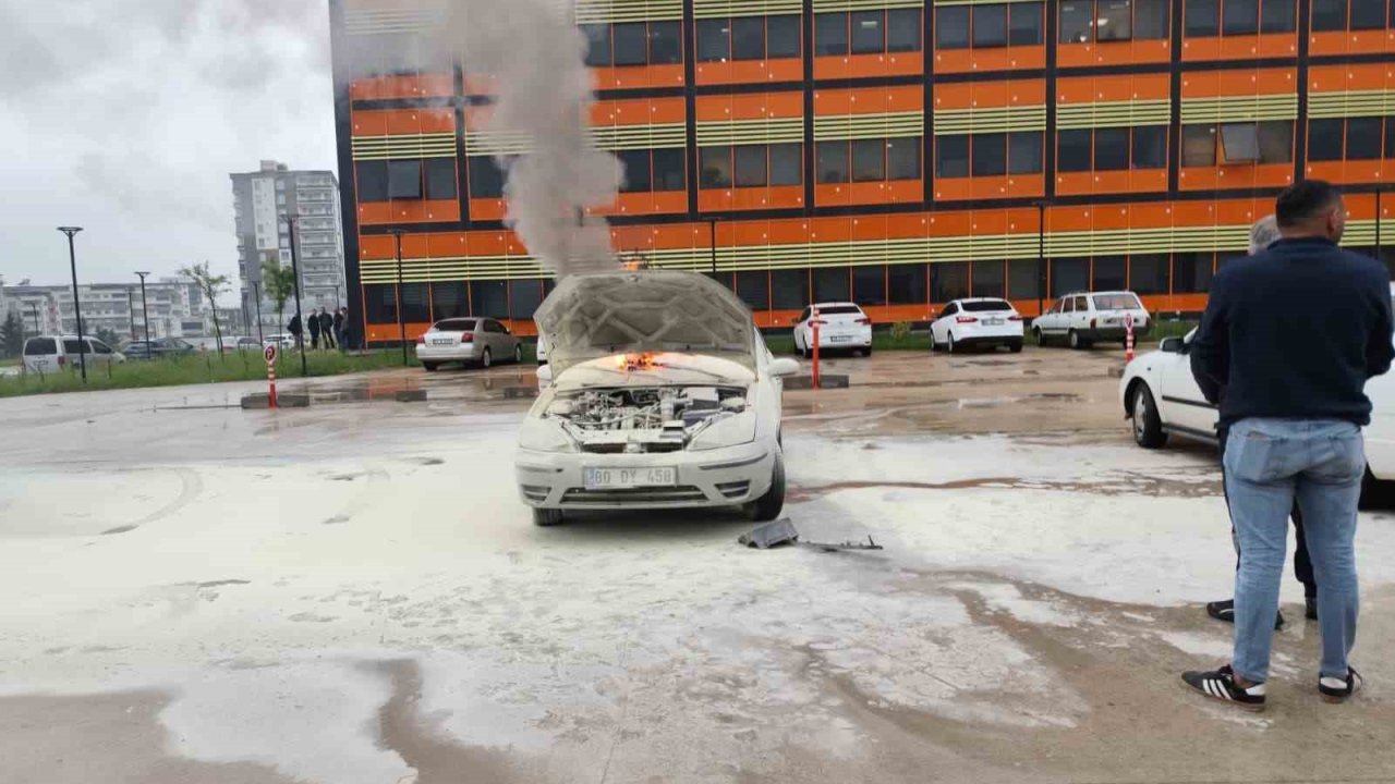 Hastane otoparkındaki otomobil alev aldı
