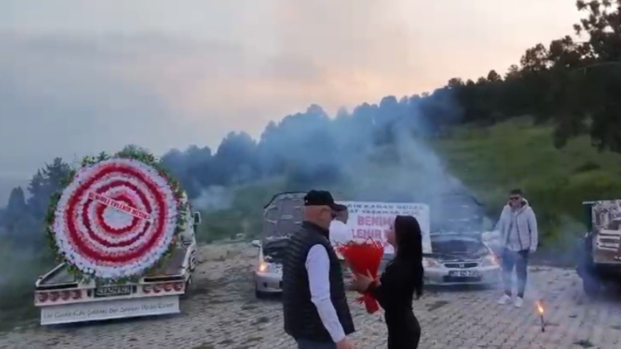 Evlilik teklifi için hazırlattığı dev çiçeği kurtarıcı ile taşıdı