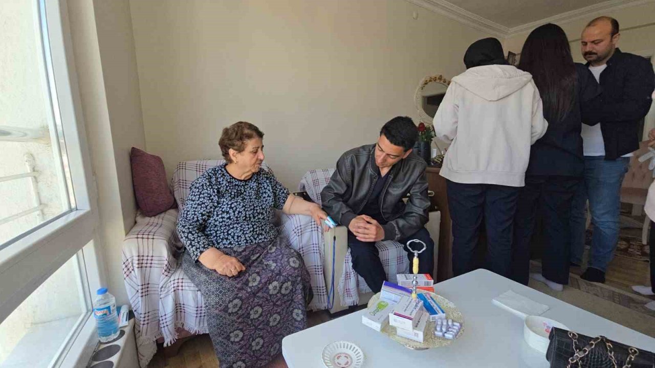 Genç sağlıkçılar ev ev giderek kronik hastaların takibini yapıyor