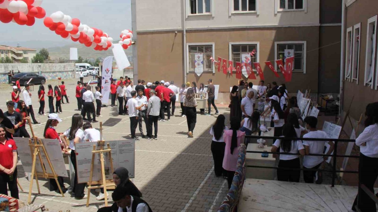 Cizre’de öğrenciler projelerini görücüye çıkardı