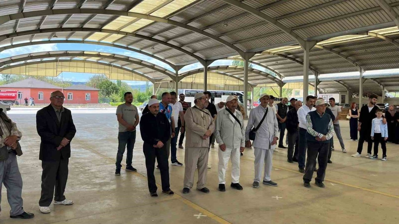 Hisarcık’lı hacı adayları kutsal topraklara dualarla uğurlandı