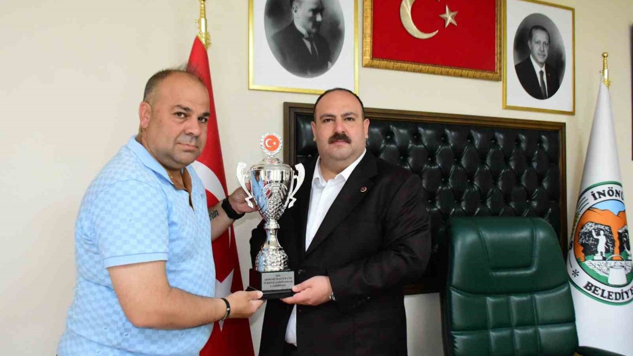 Başkan Hamamcı’ya şampiyonluk kupası ile takım oyuncularının imzaladığı formayı takdim etti