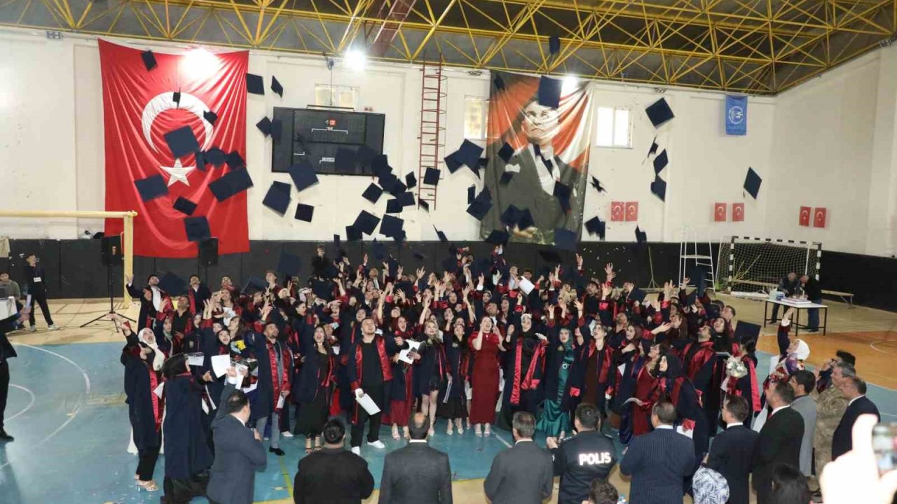 Narman Meslek Yüksekokulu’nda mezuniyet coşkusu