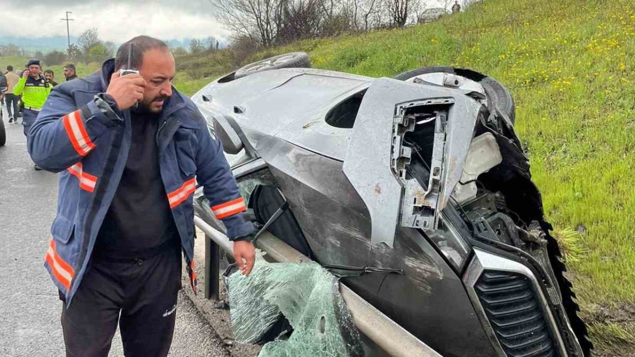 TEM Otoyolu’nda kontrolden çıkan otomobil bariyerlere çarptı: 1 ağır yaralı