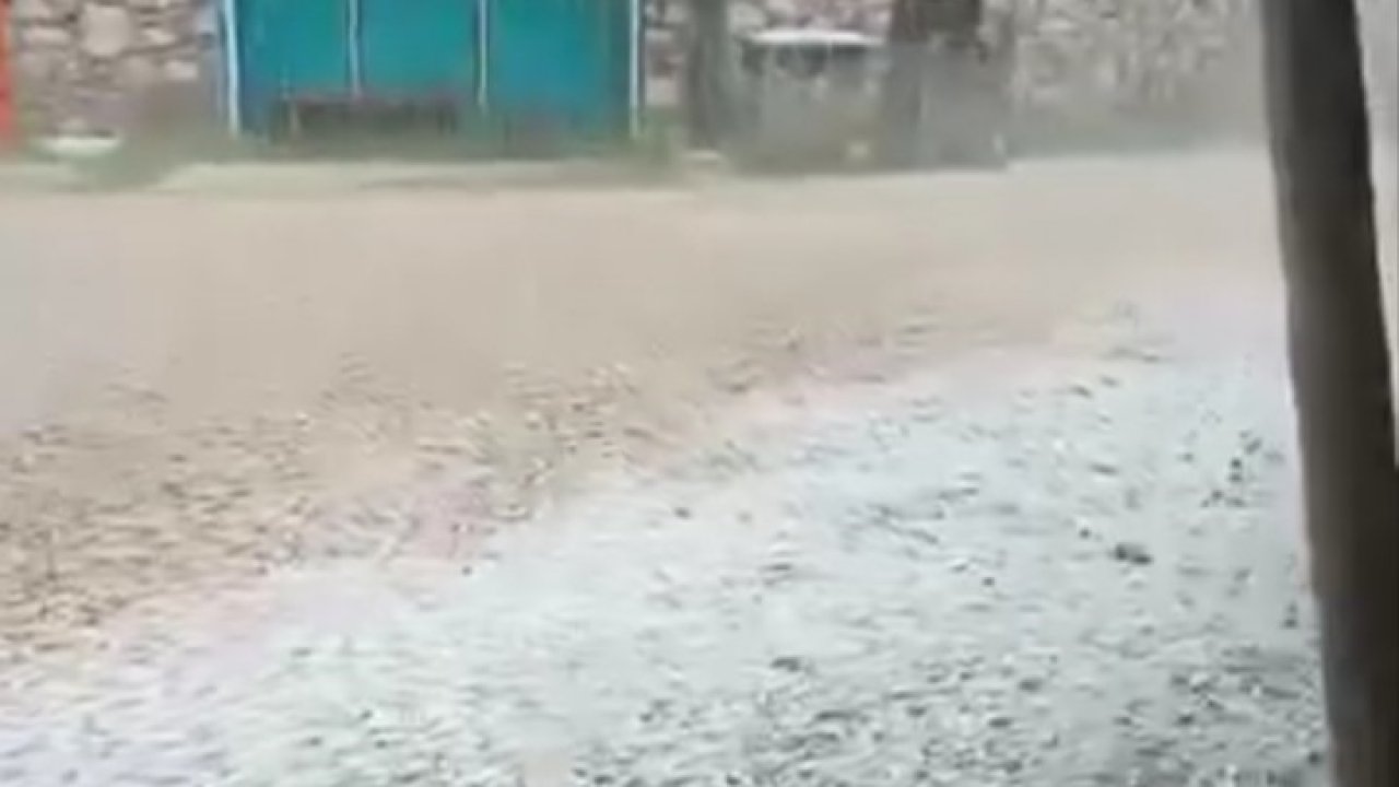 Bursa’da ceviz büyüklüğünde dolu yağdı...Camlar kırılma noktasına geldi