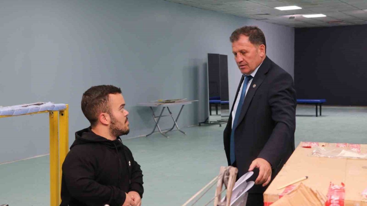 Kabakcı, Türkiye’de tek olan antrenman salonunu inceledi