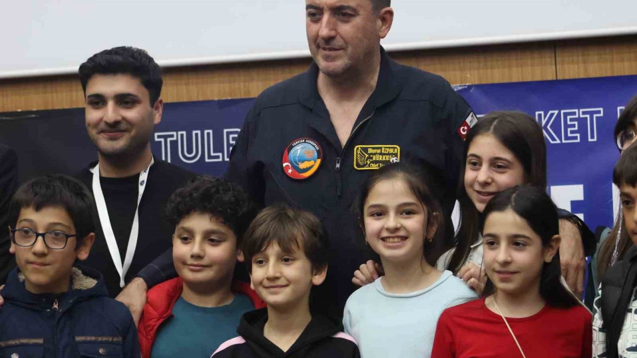TUSAŞ Baş Test Pilotu Murat Özpala Erzurum’da gençlerle buluştu: "Hayallerimi kitaba dönüştürüyorum"