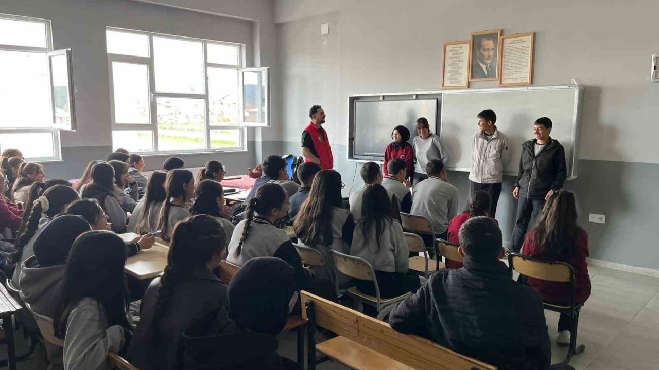 Sarıkamış’ta öğrencilere terörle mücadele ve dijital güvenlik semineri