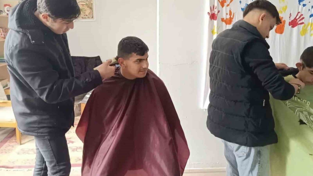 Altıntaş’ta özel eğitim öğrencilerinin saç bakımlarını kuaför öğrenciler yaptı
