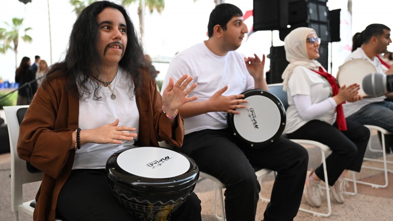 Mersin’de engeller sanat ve müzikle aşıldı