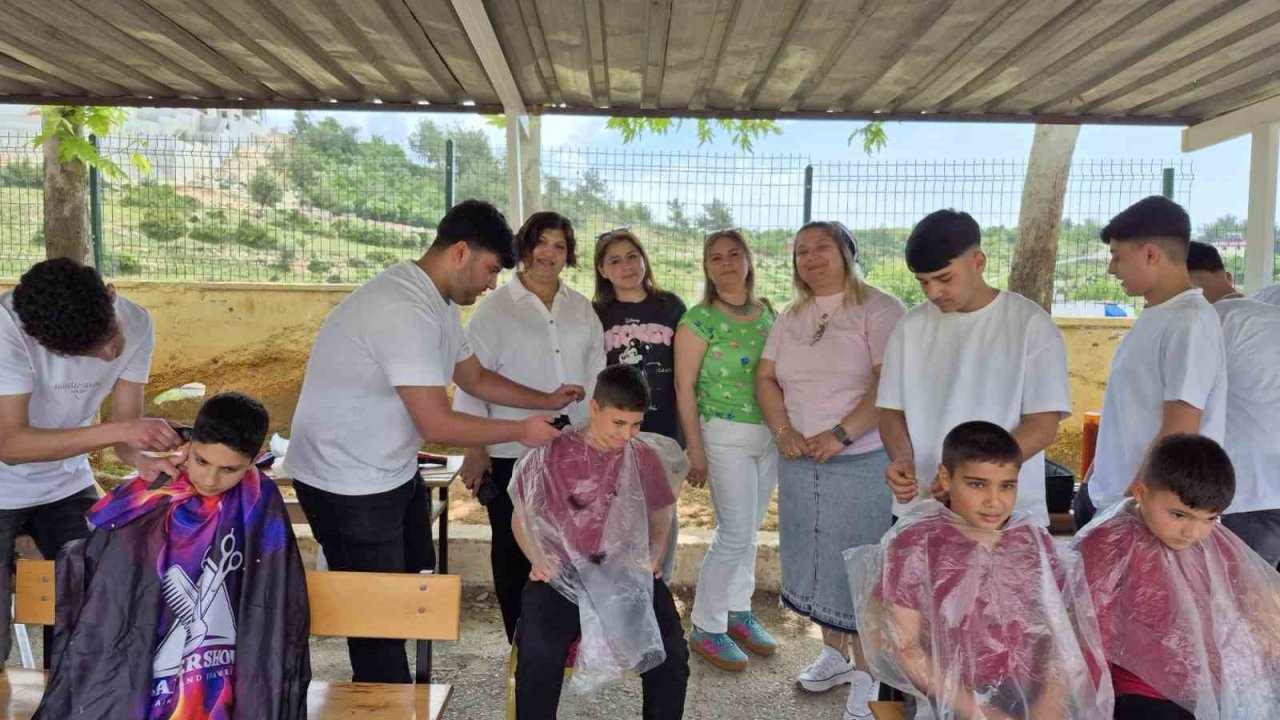 Bayram öncesi anlamlı dokunuş: Miniklere ücretsiz tıraş