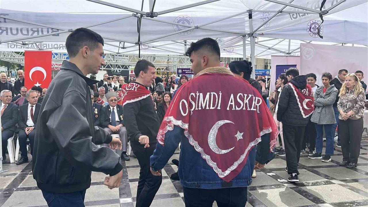 Burdur’da 16 engelli genç temsili askerlik görevi için kışlaya uğurlandı