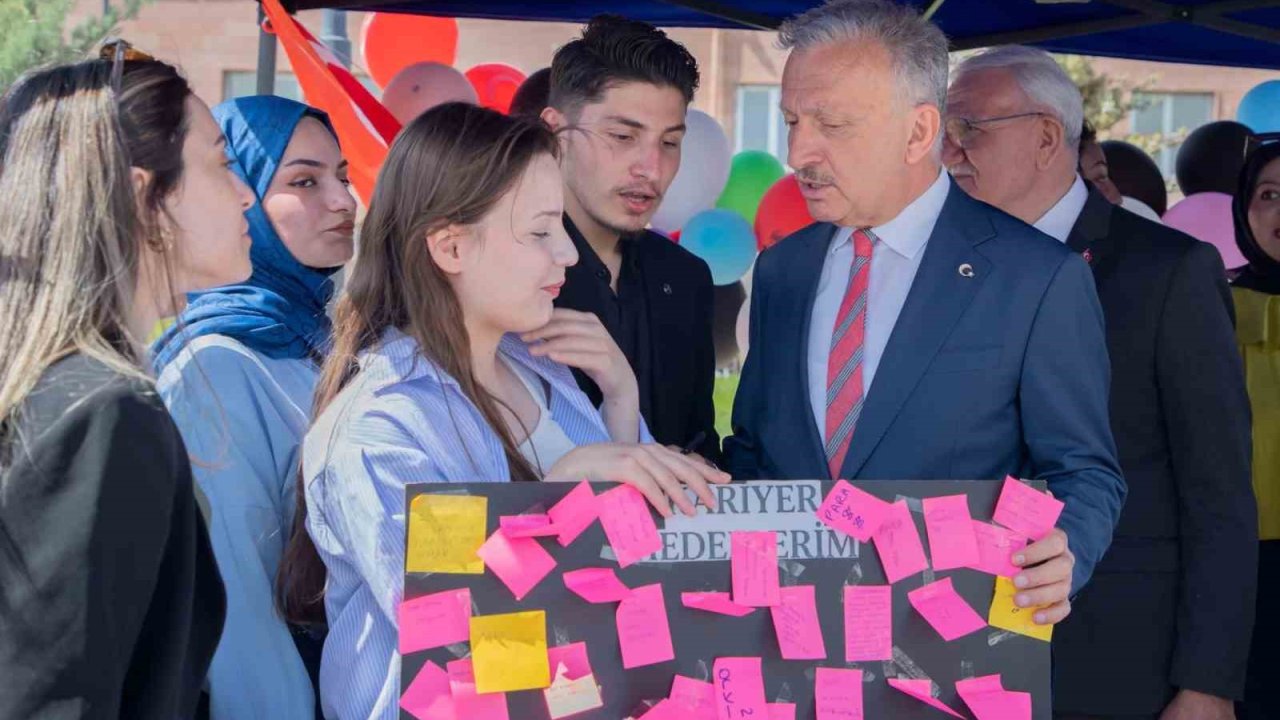 EBYÜ’de öğrenci kulüpleri bahar şenliklerinde stant açtı