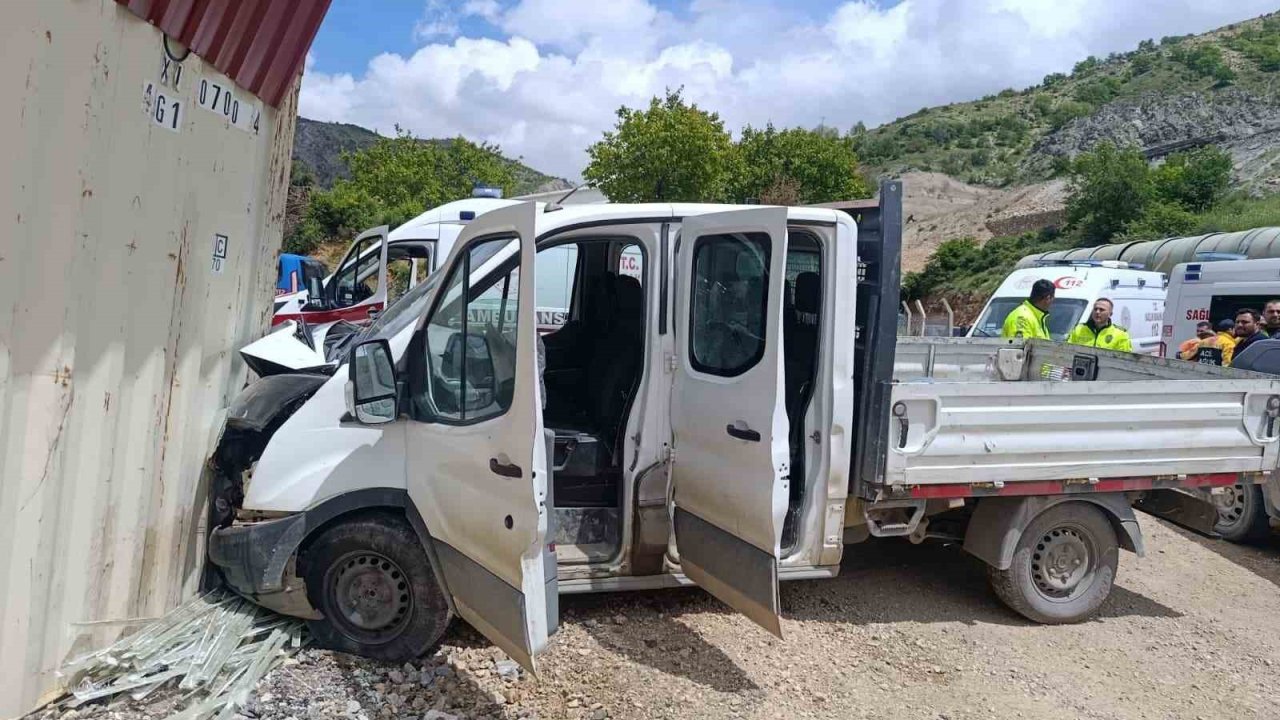 Malatya’da kamyonet şantiye girdi: 3 yaralı