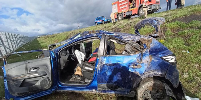 Kars’ta 3 kardeşin bulunduğu otomobil şarampole yuvarlandı: 1 ölü, 2 yaralı
