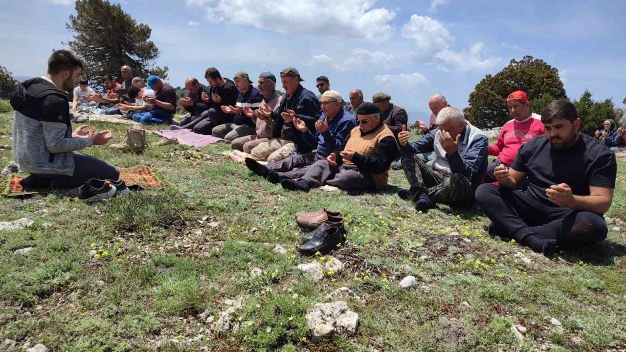Yüzyıllık şükür geleneği Kimya Dede zirvesinde yaşatıldı