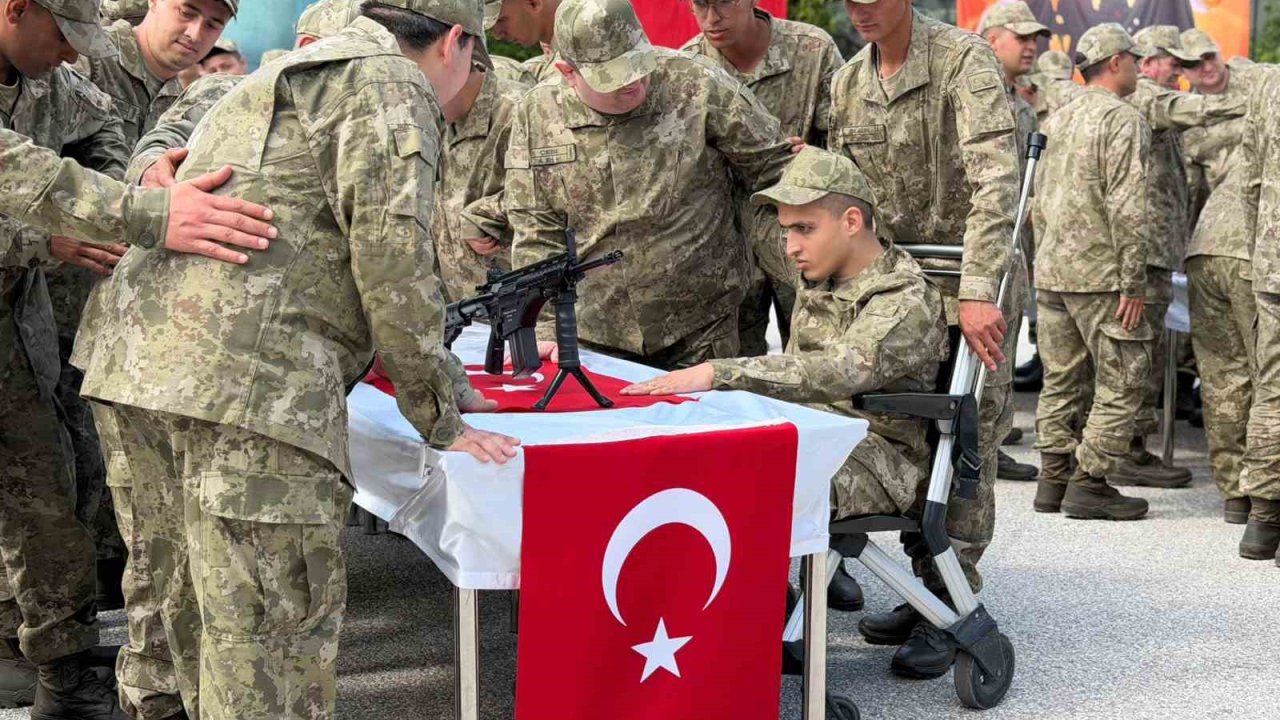Bir günlüğüne asker olmanın gururunu yaşadılar