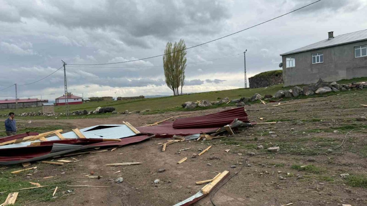 Kars’ta fırtına çatıyı uçurdu