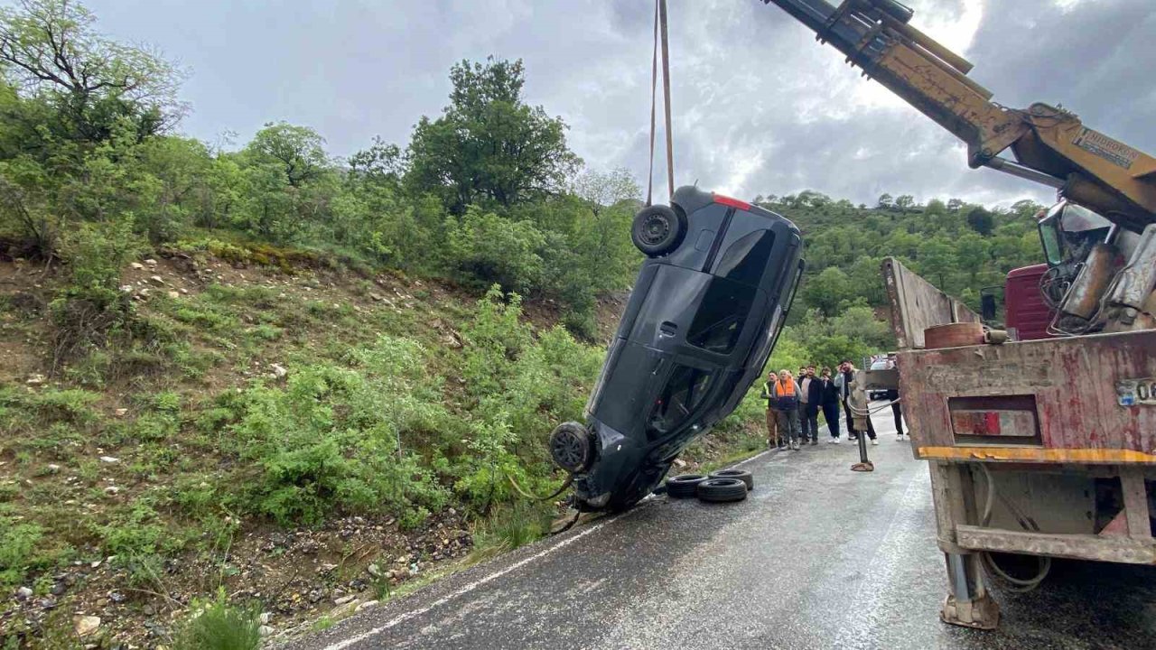 Kemaliye’de yağış nedeniyle araç takla attı