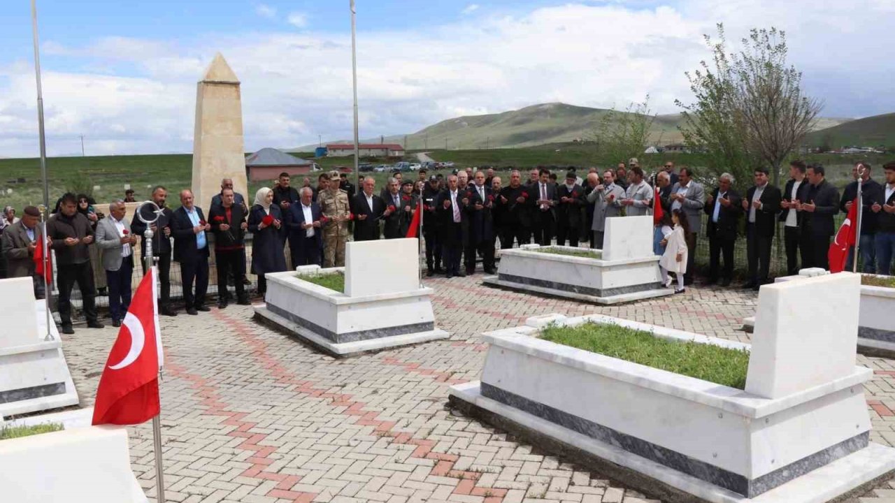 Edebük şehitleri kabirleri başında anıldı