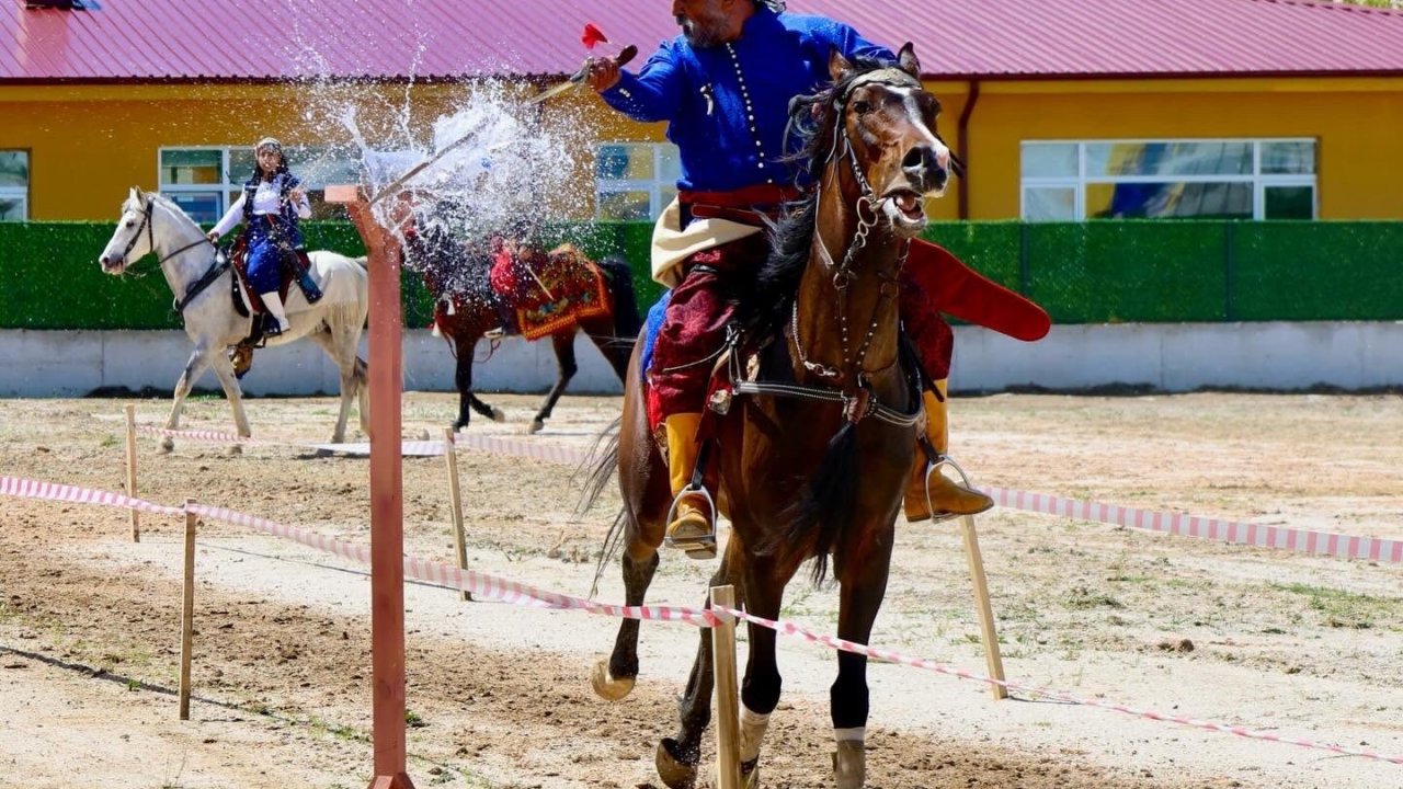 81 ilden gelen öğrenciler Söğüt’te tarihi alanları gezdi