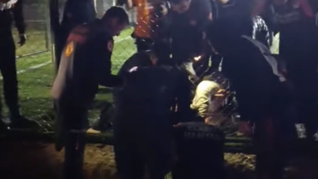 Halısahada maç yaparken tel koluna girdi: itfaiye ekipleri kurtardı