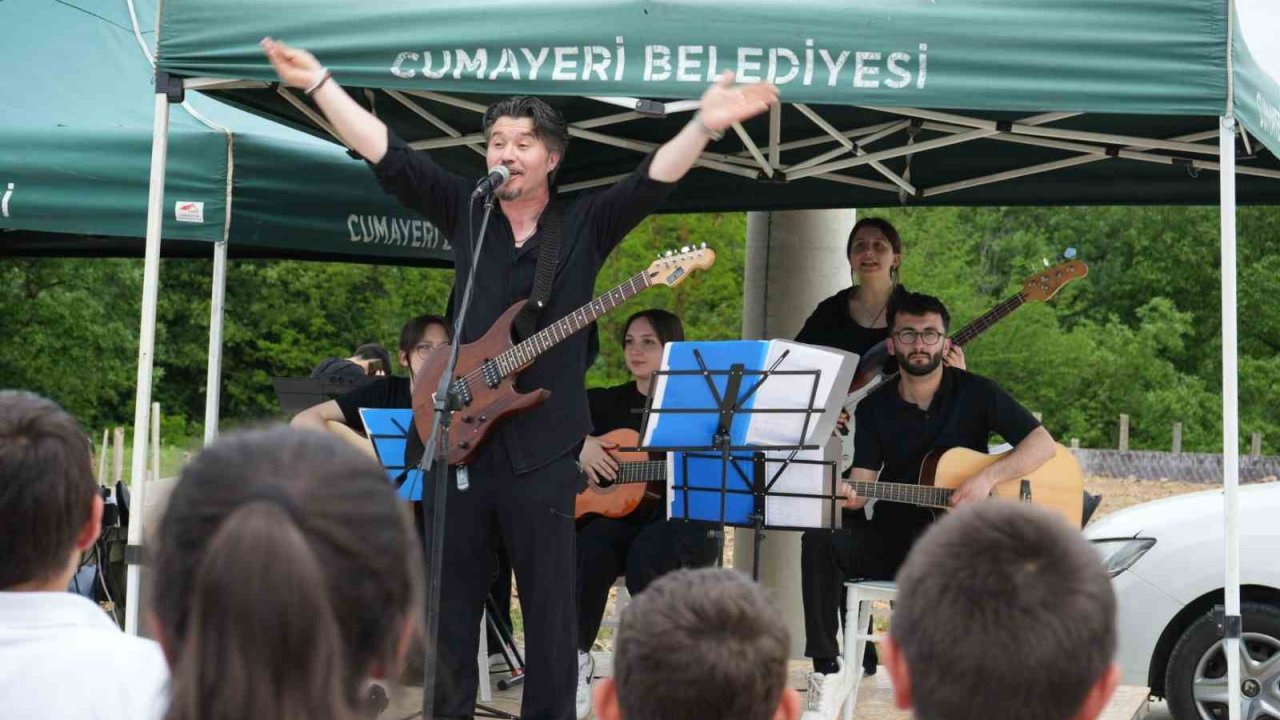Cumayeri’nde Hıdırellez Şenliği renkli görüntülere sahne oldu