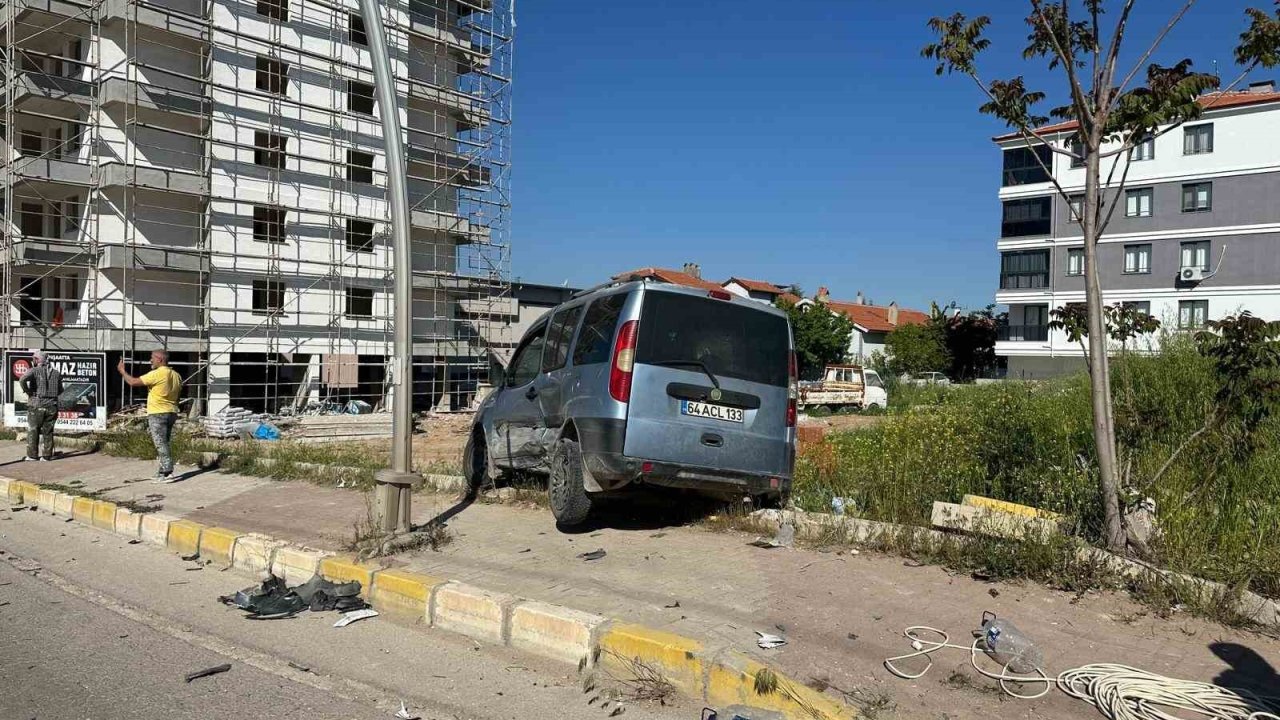 Uşak’ta park halindeki araca çarpan otomobil kazaya neden oldu: 4 yaralı